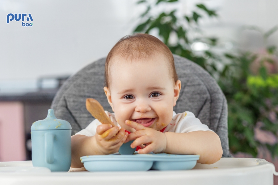 Dấu hiệu nhận biết trẻ muốn ăn dặm